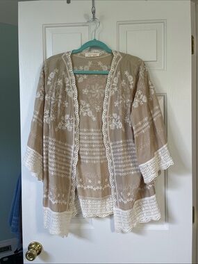 Solitaire Beige and Ivory Lace Embroidered Kimono Wrap